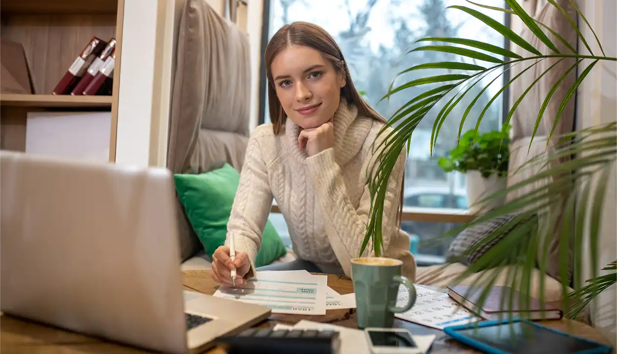 A Luca Book employee helps an entrepreneur with her accounts