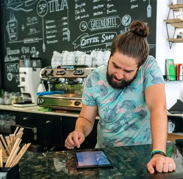 Ondernemer aan het werk in een koffiebar